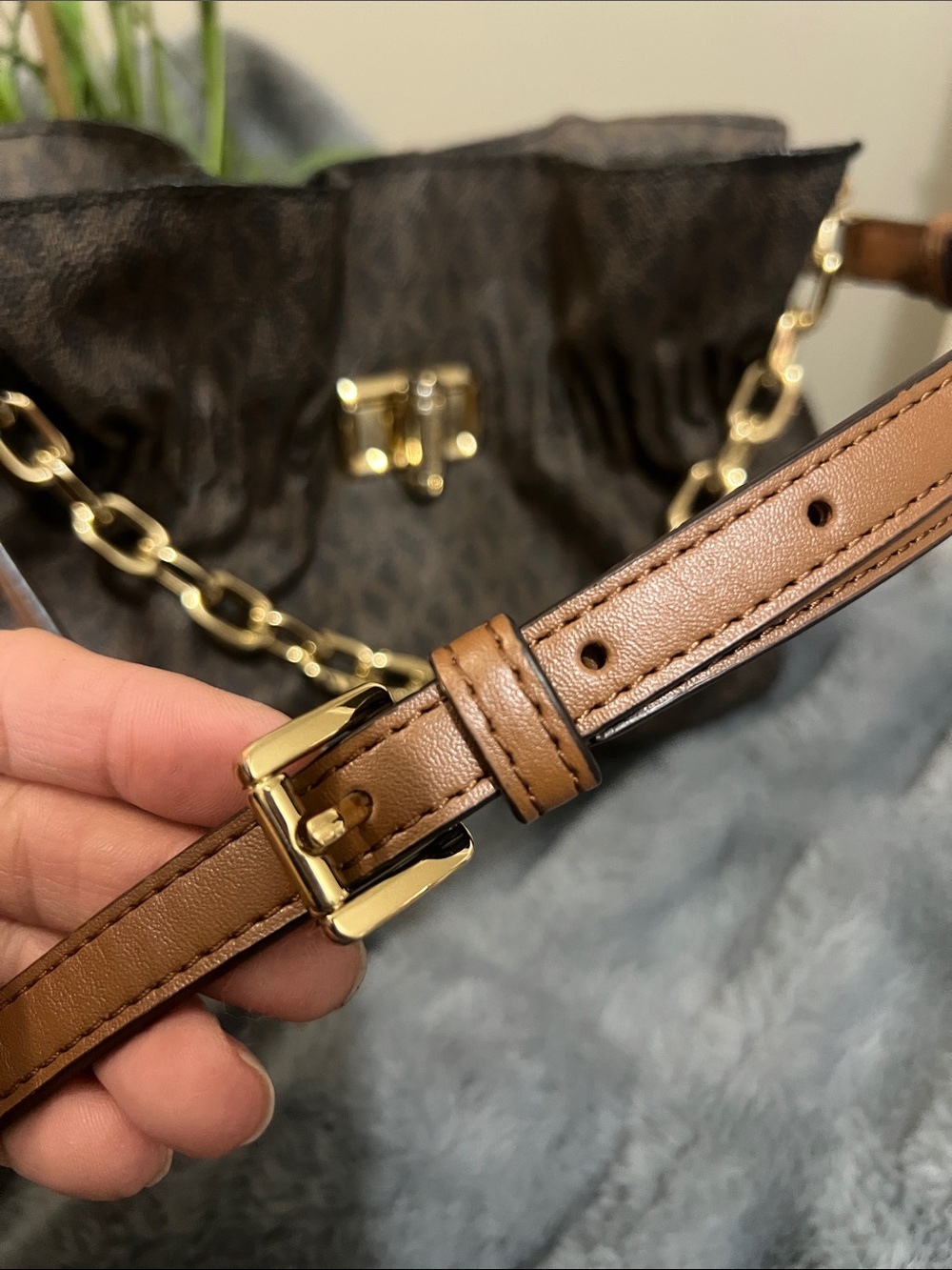 Michael Kors Brown Logo Shoulder Bag with Gold Chain Detail GUC retail $89 - Picture 4 of 6